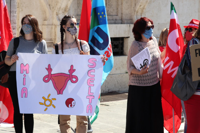 Protesta in Umbria a favore dell'aborto con la pillola Ru486