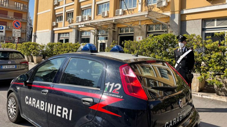 Voilà: a destra lo champagne di Casarini, a sinistra la Sicilia spalma-morti