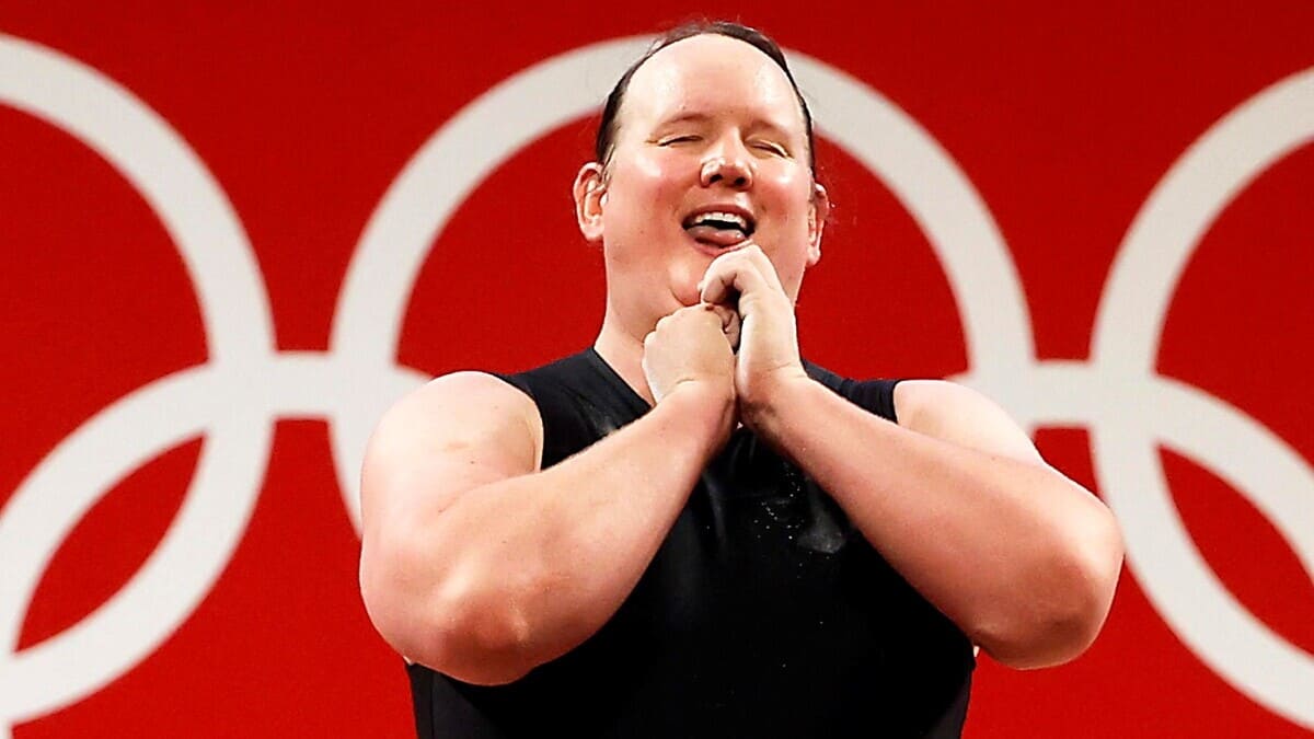 Laurel Hubbard, pesista transgender, è stata eliminata dai Giochi di Tokyo 