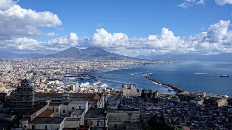 L’uomo di fede in fondo somiglia al napoletano: sa ridere di sé