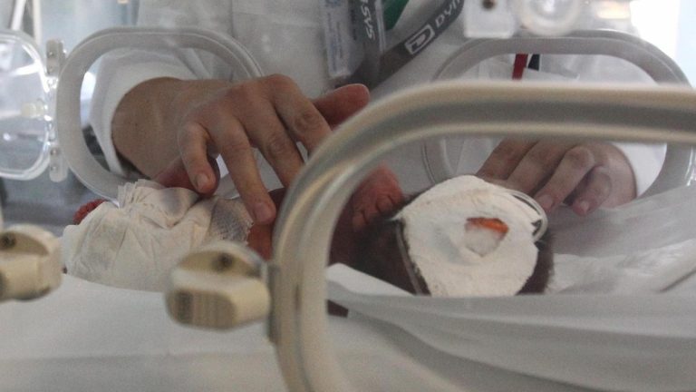 Il neonato abbandonato tra i topi e gli adulti che farfugliano: «Non giudicare»