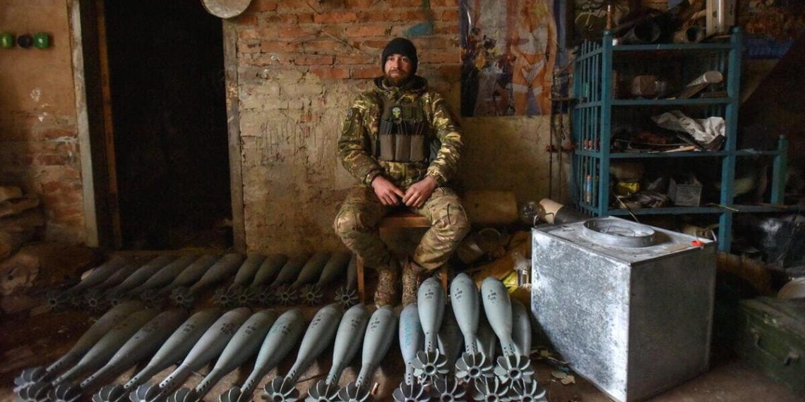 Un soldato in Ucraina fa la guardia a un deposito di munizioni