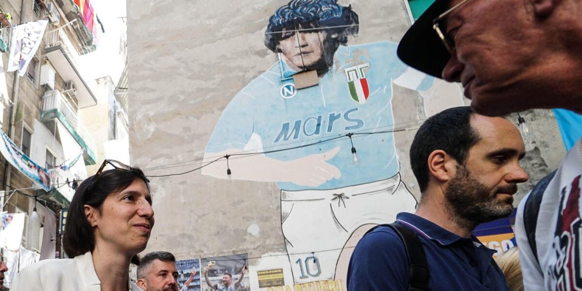 Elly Schlein visita il murale dedicato a Maradona, Napoli, 15 luglio 2023 (Ansa)