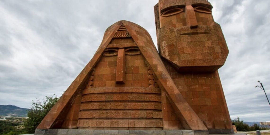Il monumento di Stepanakert, capitale dell'Artsakh, nel Nagorno-Karabakh, "Siamo le nostre montagne"