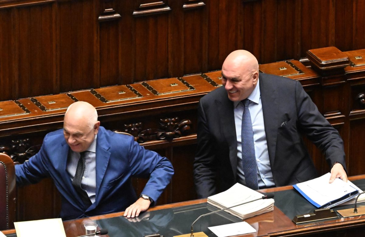 Il ministro della Giustizia, Carlo Nordio (s), e il ministro della Difesa, Guido Crosetto, alla Camera. Roma, 19 luglio 2023 (Ansa)