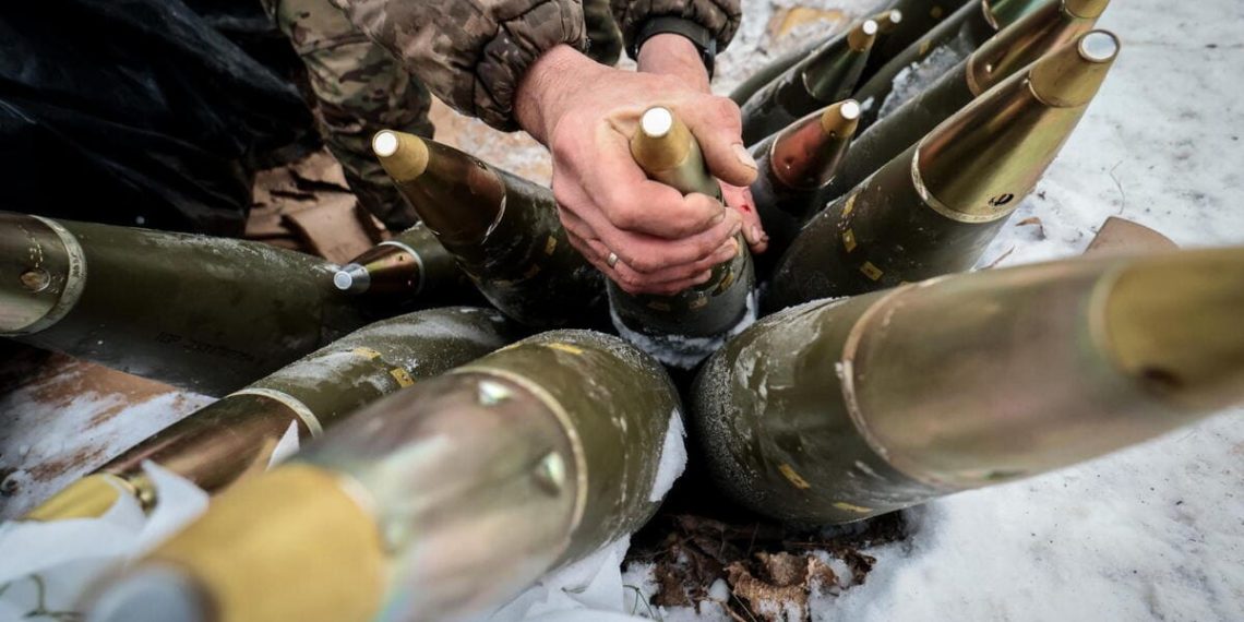 Un soldato in Ucraina posiziona le munizioni per l'artiglieria nella neve