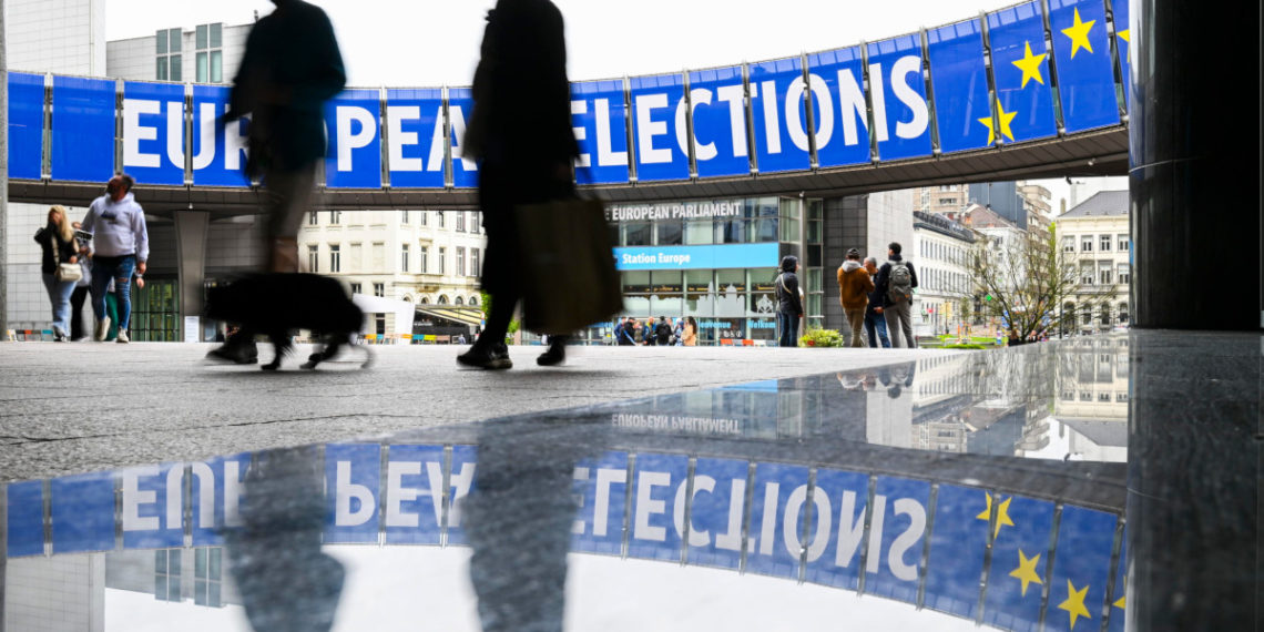 Annunci luminosi in vista delle prossime elezioni europee all’esterno della sede dell’Europarlamento a Bruxelles, 27 aprile 2024