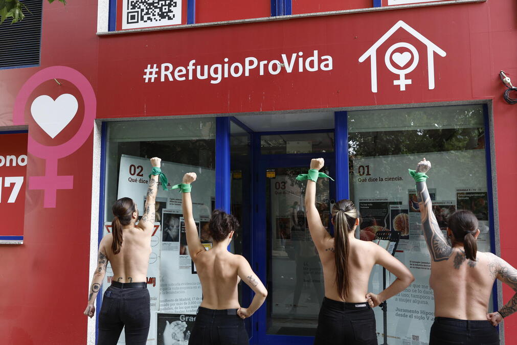 La protesta delle femen davanti a un’associazione "pro-vita" a Madrid (Ansa)