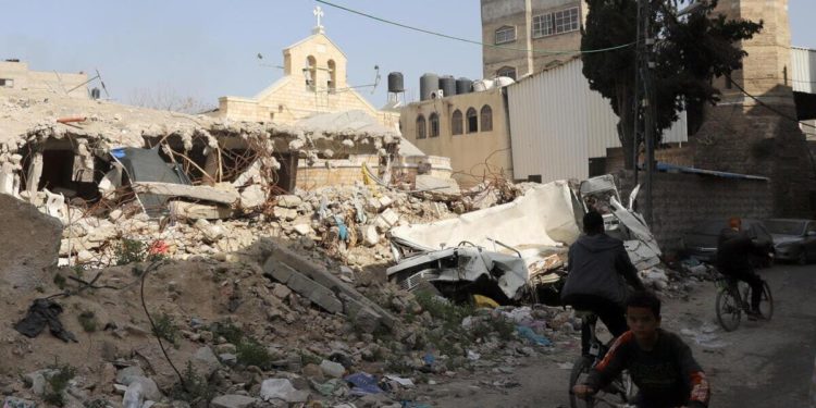 L'area adiacente alla chiesa di San Porfirio a Gaza colpita dai bombardamenti