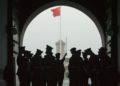 Agenti di polizia in Cina controllano Piazza Tiananmen per evitare proteste