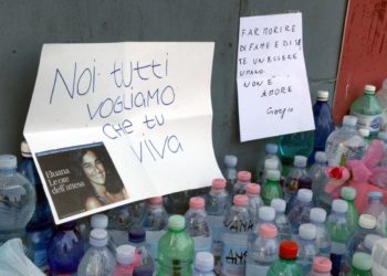 Bottiglie di acqua depositate davanti al Duomo di Milano per Eluana Englaro, Milano, 16 luglio 2008 (Ansa)