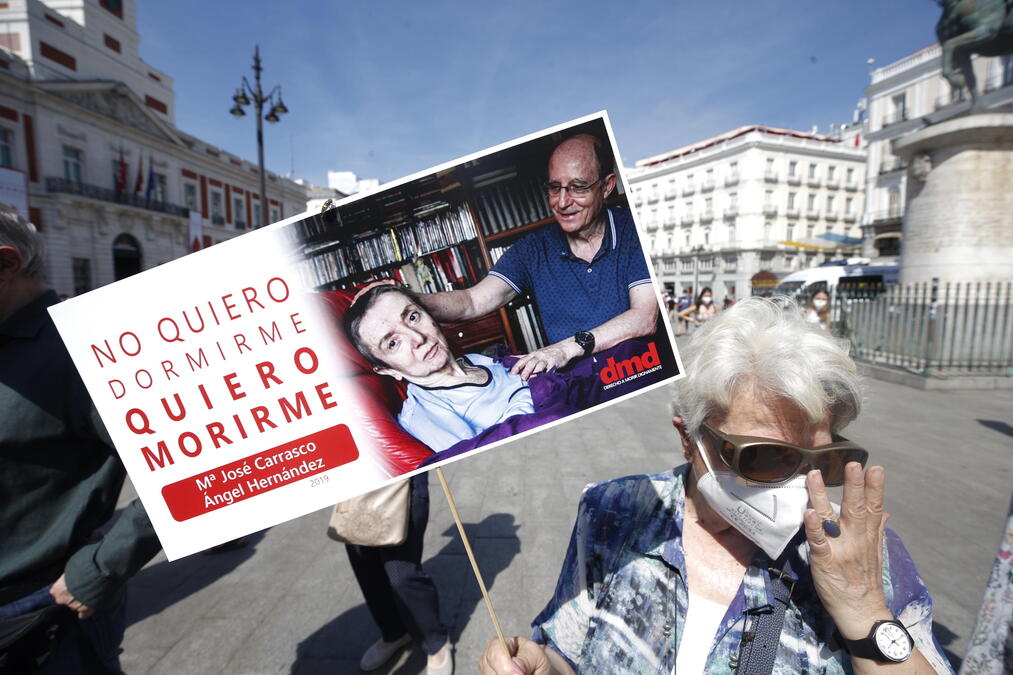 Manifestazione a sostegno dell’eutanasia in Spagna (Ansa) 