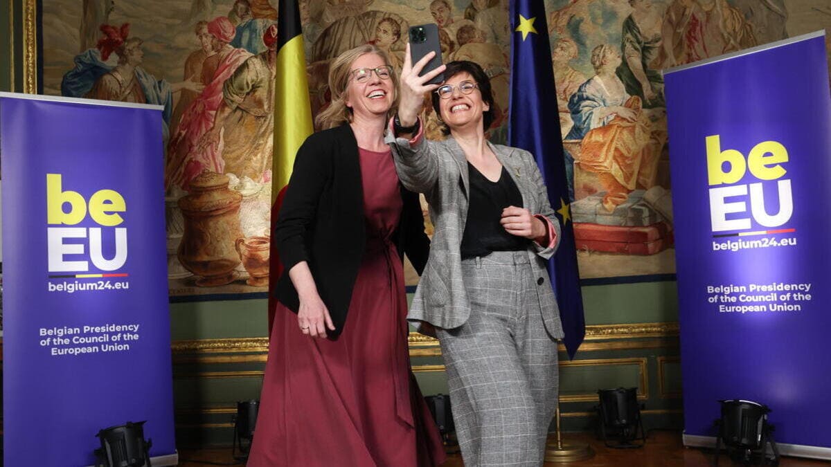 La ministra austriaca per il Clima, la verde Leonore Gewessler, si scatta un selfie insieme alla collega belga