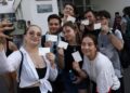 Un gruppo di giovani si scatta un selfie dopo aver votato in Romania