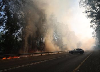 Un incendio scoppiato lungo una strada in seguito agli attacchi di Hezbollah dal Libano vicino a Kiryat Shmona, nel nord di Israele, 4 giugno 2024 (Ansa)