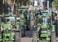 Gli agricoltori protestano contro la legge sul ripristino della natura, appena approvata dall'Ue