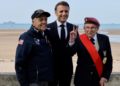 Emmanuel Macron con due veterani della seconda guerra mondiale durante le celebrazioni per l'80mo anniversario del D-Day