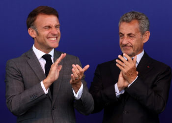 Il presidente francese Emmanuel Macron con il suo predecessore Nicolas Sarkozy