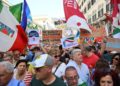 Sostenitori alla manifestazione contro le riforme del premierato e dell'autonomia promossa dalle opposizioni in piazza Santi Apostoli a Roma, 18 giugno 2024 (Ansa)