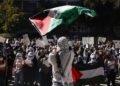 Studenti partecipano a una manifestazione filo-palestinese nel campus dell'Università della California, Los Angeles (Ansa)