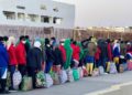 Migranti in fila per essere trasferiti a Porto Empedocle, Lampedusa, 15 marzo 2024 (Ansa)