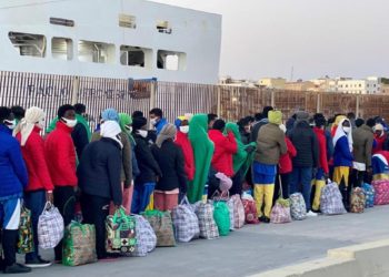 Migranti in fila per essere trasferiti a Porto Empedocle, Lampedusa, 15 marzo 2024 (Ansa)