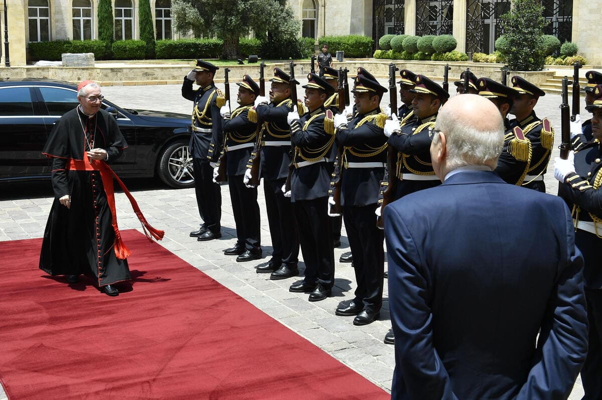 il cardinale Parolin accolto dal primo ministro Prime Minister Najib Mikati, Beirut, Libano, 26 giugno (Ansa)