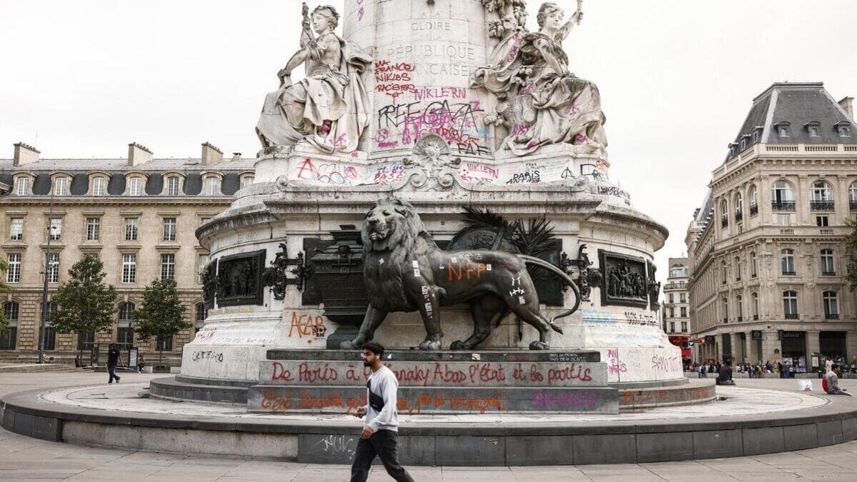 Il monumento alla Repubblica pieno di graffiti contro il Rassemblement National a Parigi dopo le elezioni