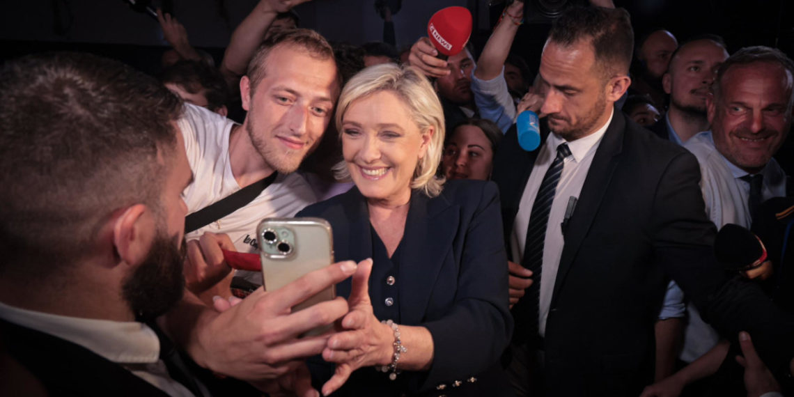 La leader del Rassemblement national Marine Le Pen festeggia con i sostenitori il netto vantaggio ottenuto alle elezioni francesi di domenica 30 giugno