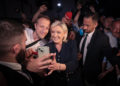 La leader del Rassemblement national Marine Le Pen festeggia con i sostenitori il netto vantaggio ottenuto alle elezioni francesi di domenica 30 giugno