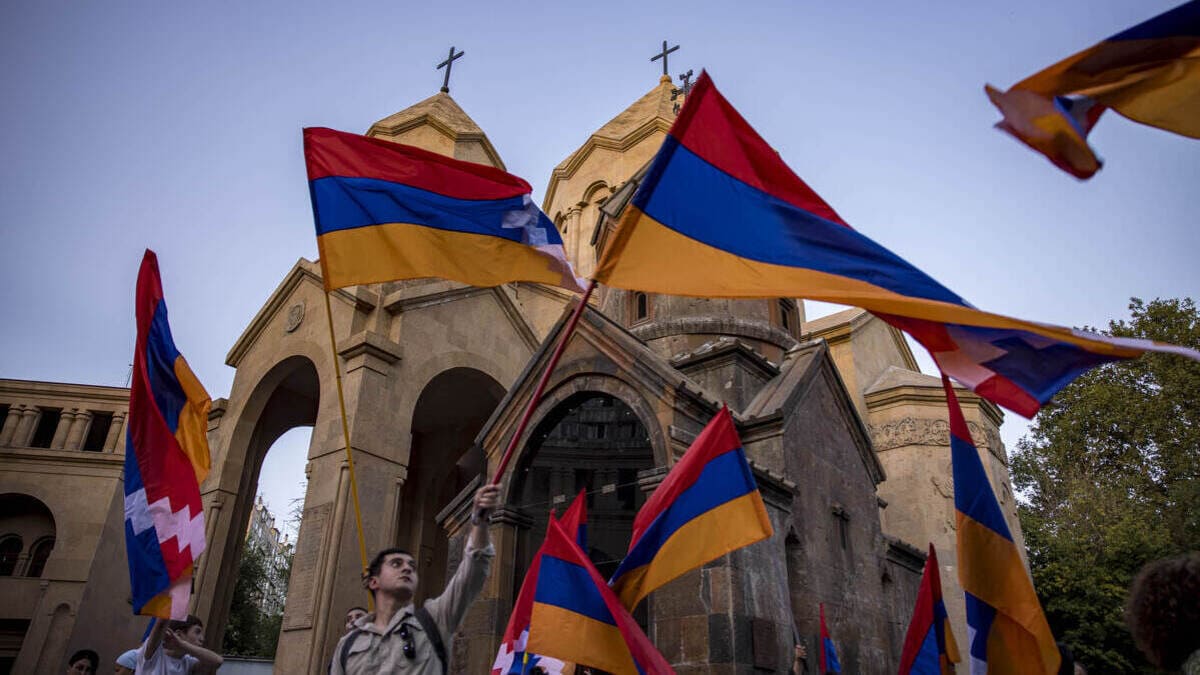 Gli armeni festeggiano nel centro di Erevan il giorno dedicato alla repubblica dell'Artsakh