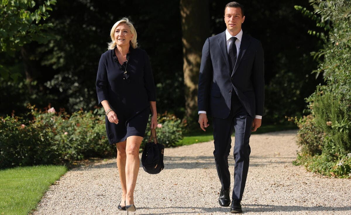 Marine Le Pen arrive à l'Elysée à l'invitation d'Emmanuel Macron en compagnie de Jordan Bardella, président du RN, pour parler du nouveau gouvernement