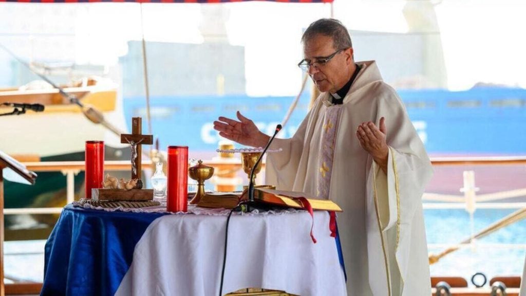 Don Mauro Medaglini durante la prima celebrazione della Vespucci da quando è stata insignita del titolo di "chiesa giubilare" alla presenza del ministro della difesa Guido Crosetto, 9 gennaio 2024