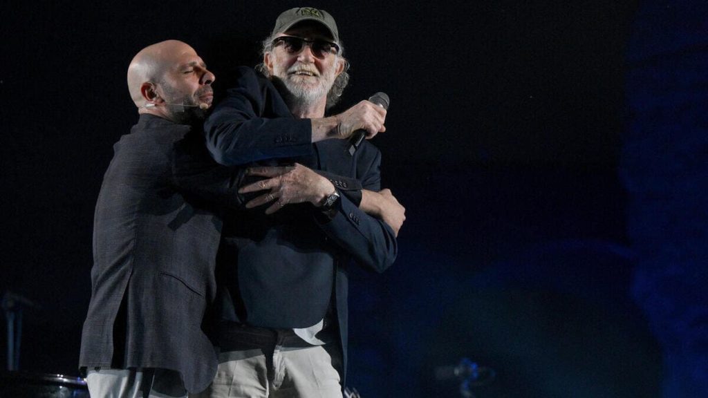 Francesco De Gregori and Checco Zalone. The duo debuted on June 5th at the Terme di Caracalla in Rome (photo Ansa)