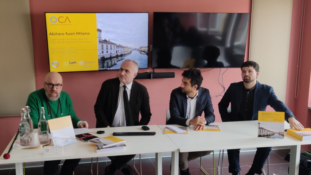 La presentazione del secondo rapporto di ricerca dell’Osservatorio Casa Abbordabile di Milano metropolitana. Da sinistra, Alessandro Maggioni (presidente di Ccl), Massimo Bricocoli (professore ordinario di Tecnica e Pianificazione urbanistica e direttore del dipartimento di Architettura e Studi urbani del Politecnico di Milano), Marco Peverini (ricercatore del DAStU), Lorenzo Caresana (assegnista di ricerca del DAStU)