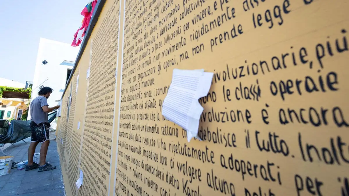 Murale dedicato al Manifesto di Spinelli e Rossi, Ventotene, 30 agosto 2024 (foto Ansa)